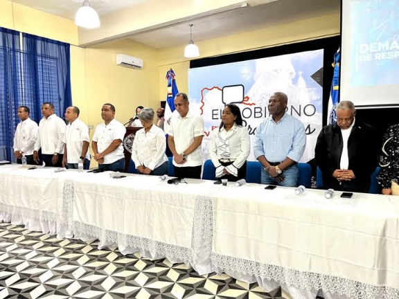 Parados en la mesa